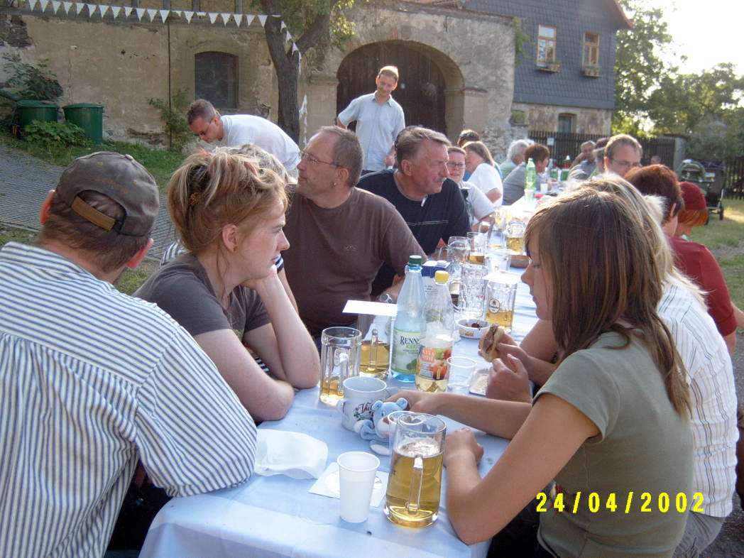 Wie jedes Jahr begann alles mit gemütlichem Kaffee-Trinken (welches später in Biertrinken überging :). Aufgenommen von Harald Richter beim 14. Burgwitzer Teichfest