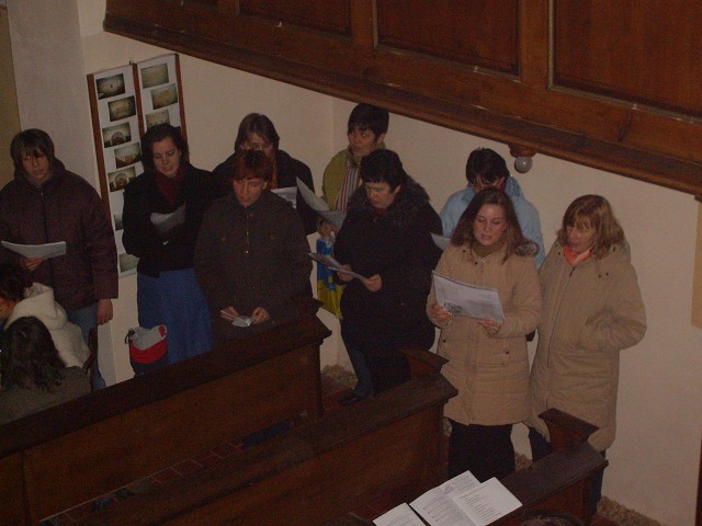 Der rechte Flügel des Chores beim Krippenspiel 2007 in Burgwitz. Aufgenommen von Rico Krause am 24.12.2007.