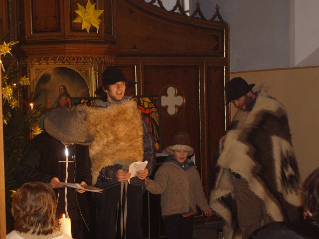 Die Hirten singen beim Krippenspiel 2007 in Burgwitz. Aufgenommen von Rico Krause am 24.12.2007.