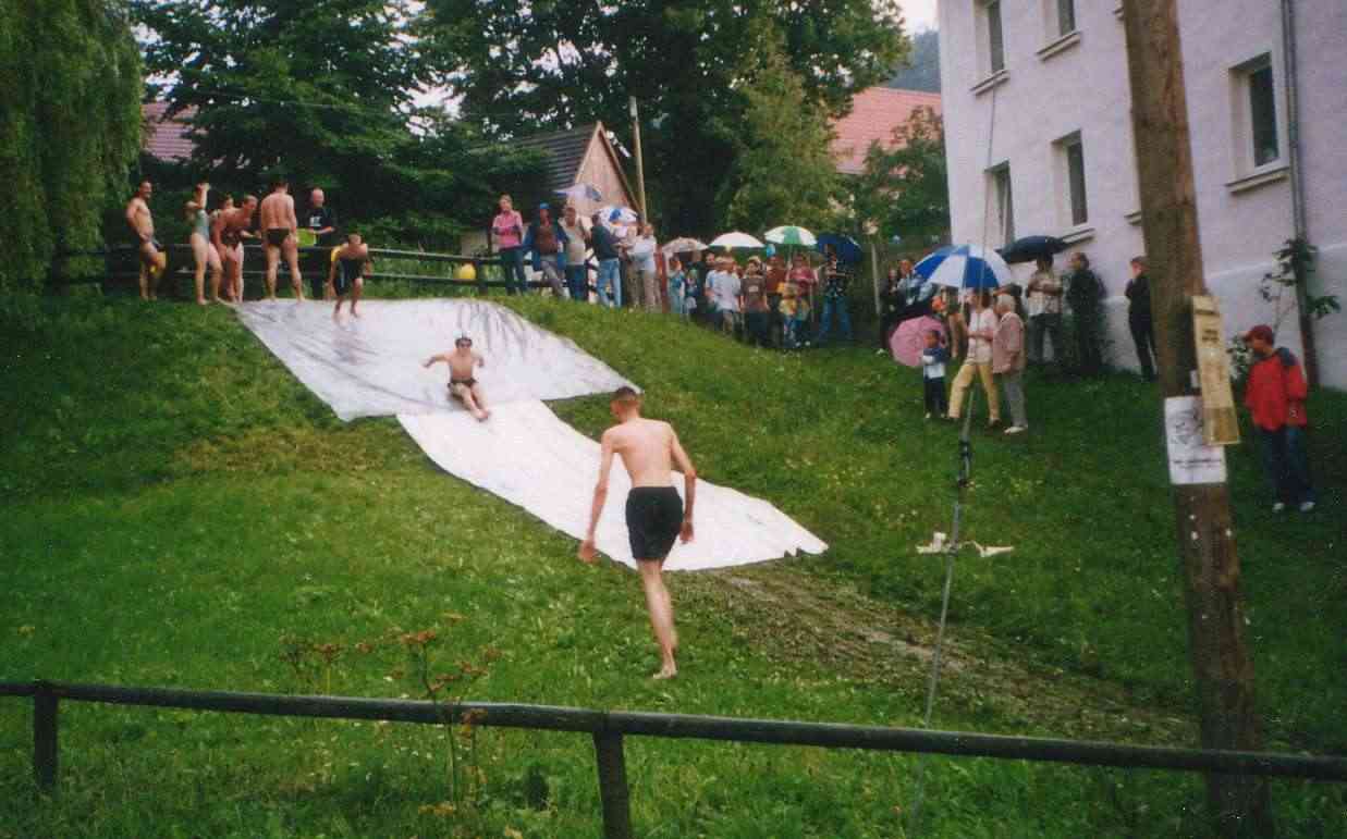 Am Teichberg wurde mit Hilfe von Planen und Wasser eine Rutsche bereitet. Bild von Helga Neugebauer