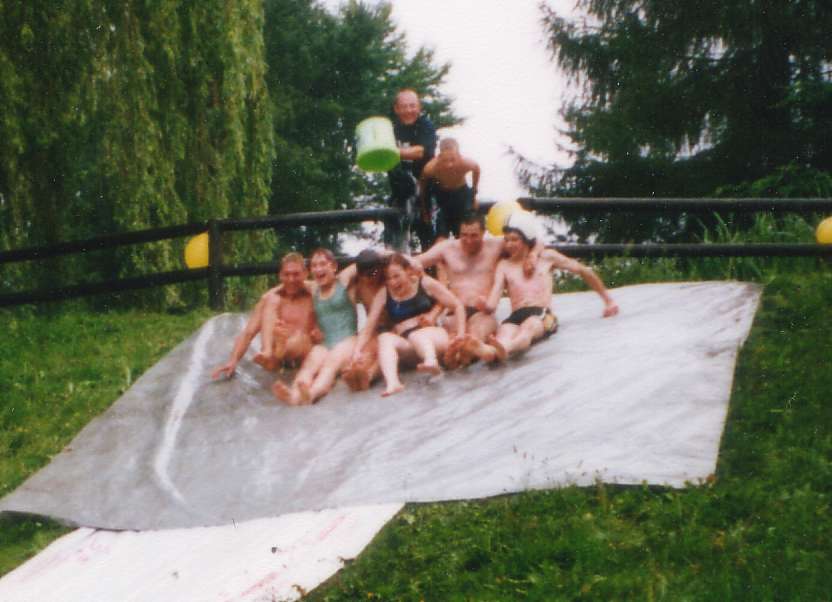 Die Zuschauer, vor allem aber die Jungen Leute hatten beim Rutschen großen Spaß. Bild von Helga Neugebauer