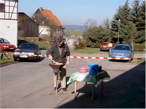 Gleichzeitig vor dem Haus der Familie Richter...